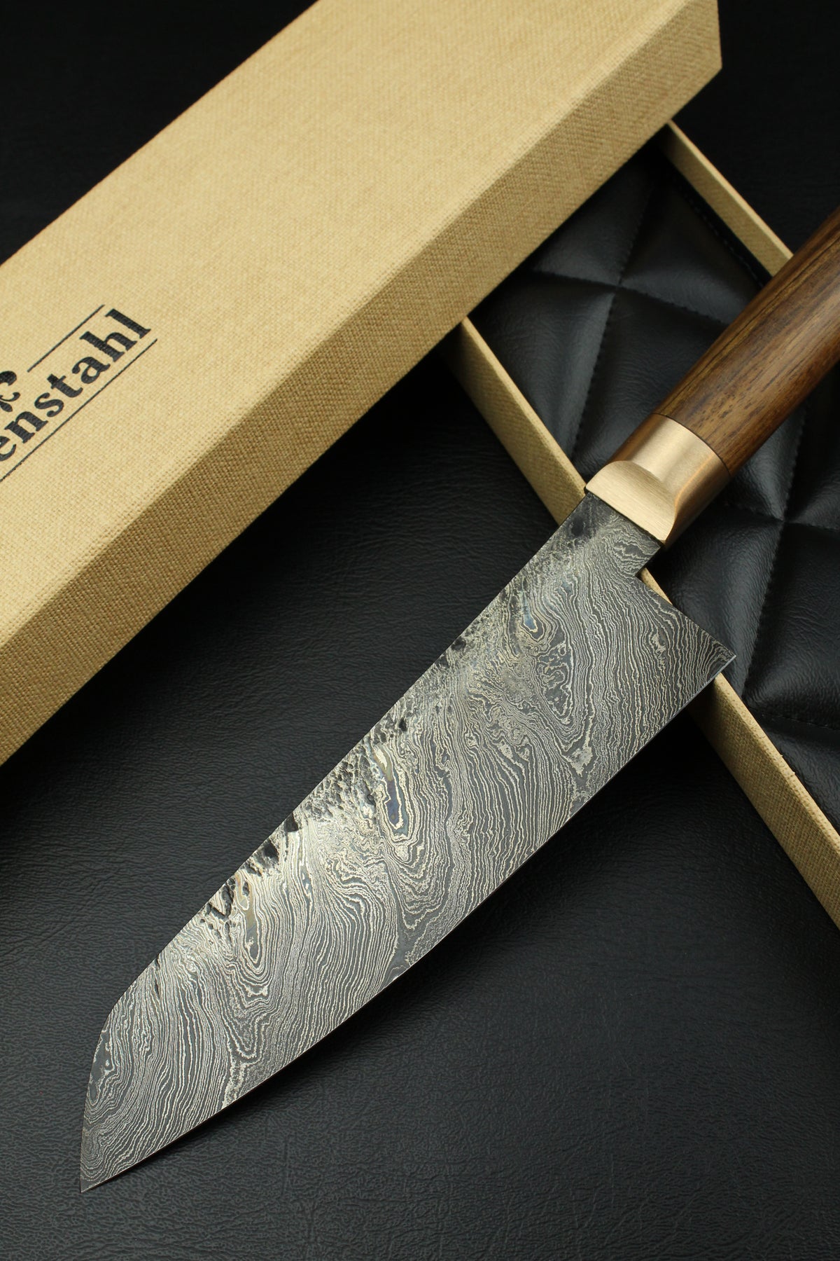 Damast-Santoku mit Torsionsmuster aus deutschem Nussbaumholz