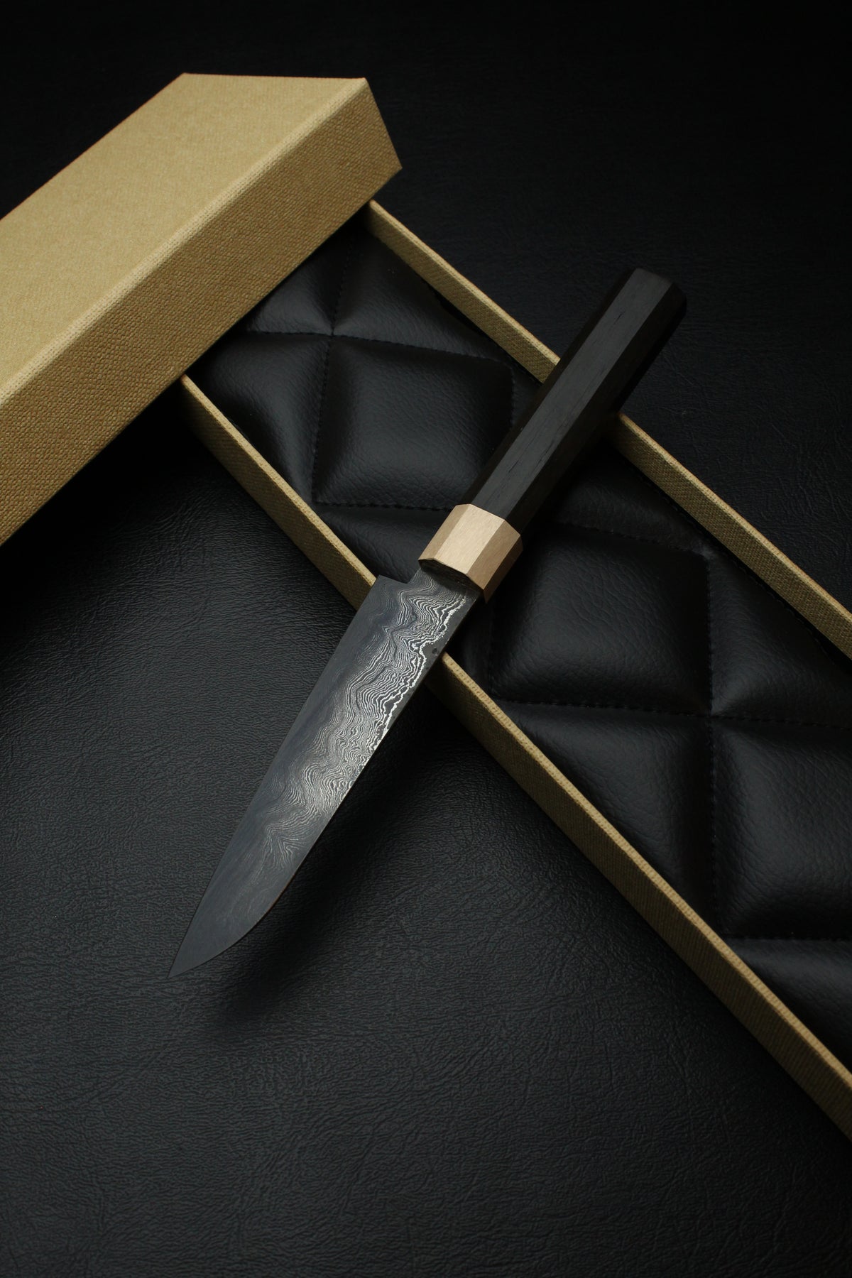 Kleines Allzweckmesser aus Torfholz mit Patina, achteckig