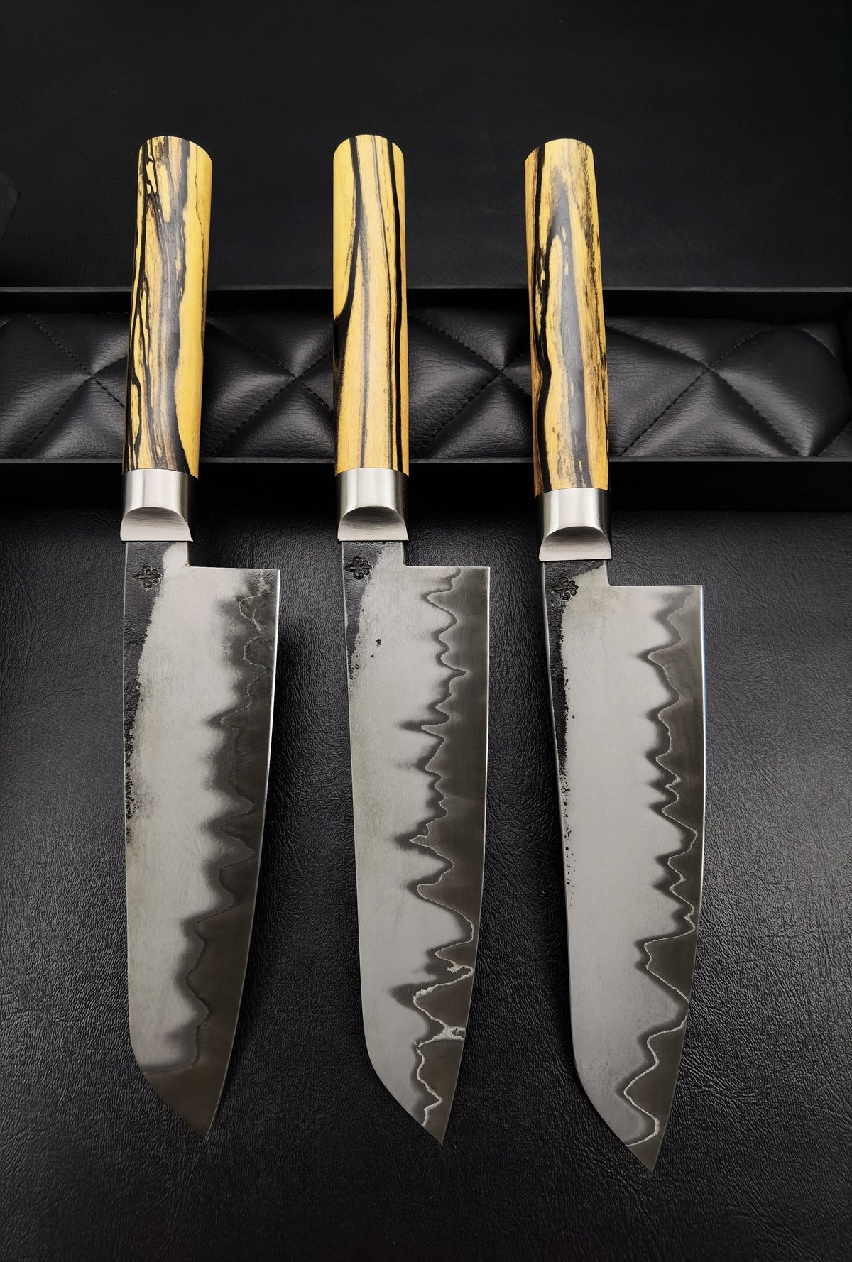 Schwarz-weißes Santoku-Messer aus Ebenholz, limitiert