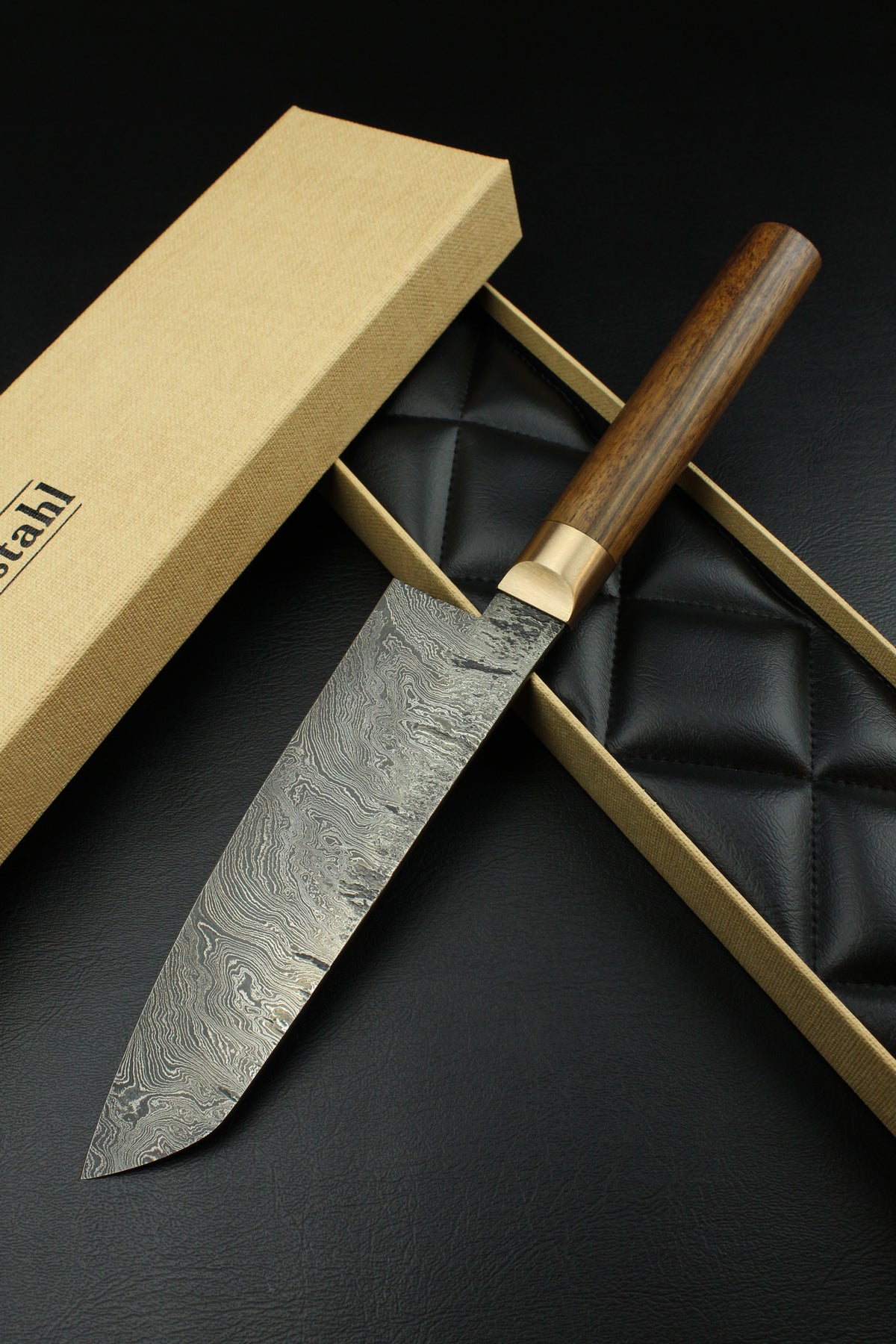 Damast-Santoku mit Torsionsmuster aus deutschem Nussbaumholz