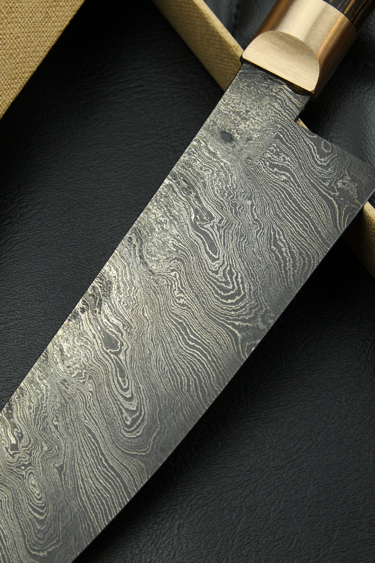 Damast-Santoku Torsion, schwarzes Ebenholz, ovaler Griff